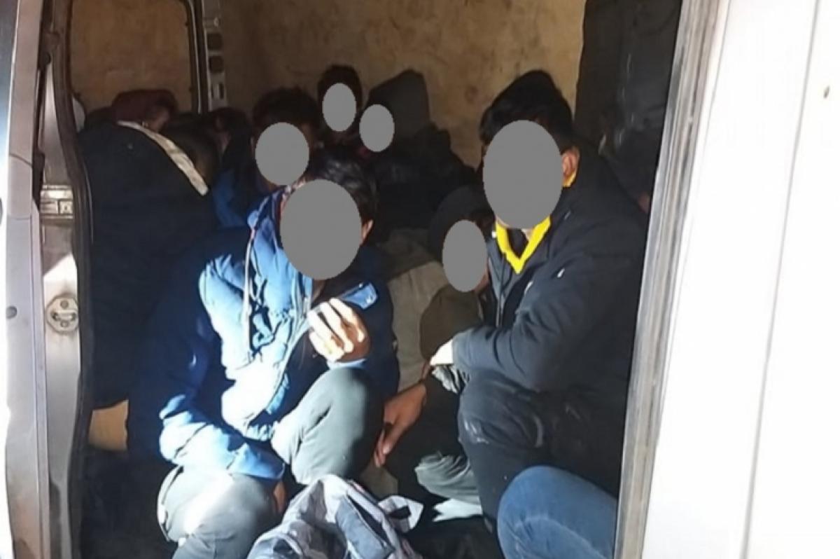 A rendőrök elfogtak egy 24 éves román férfit, aki 24 migránst csempészett