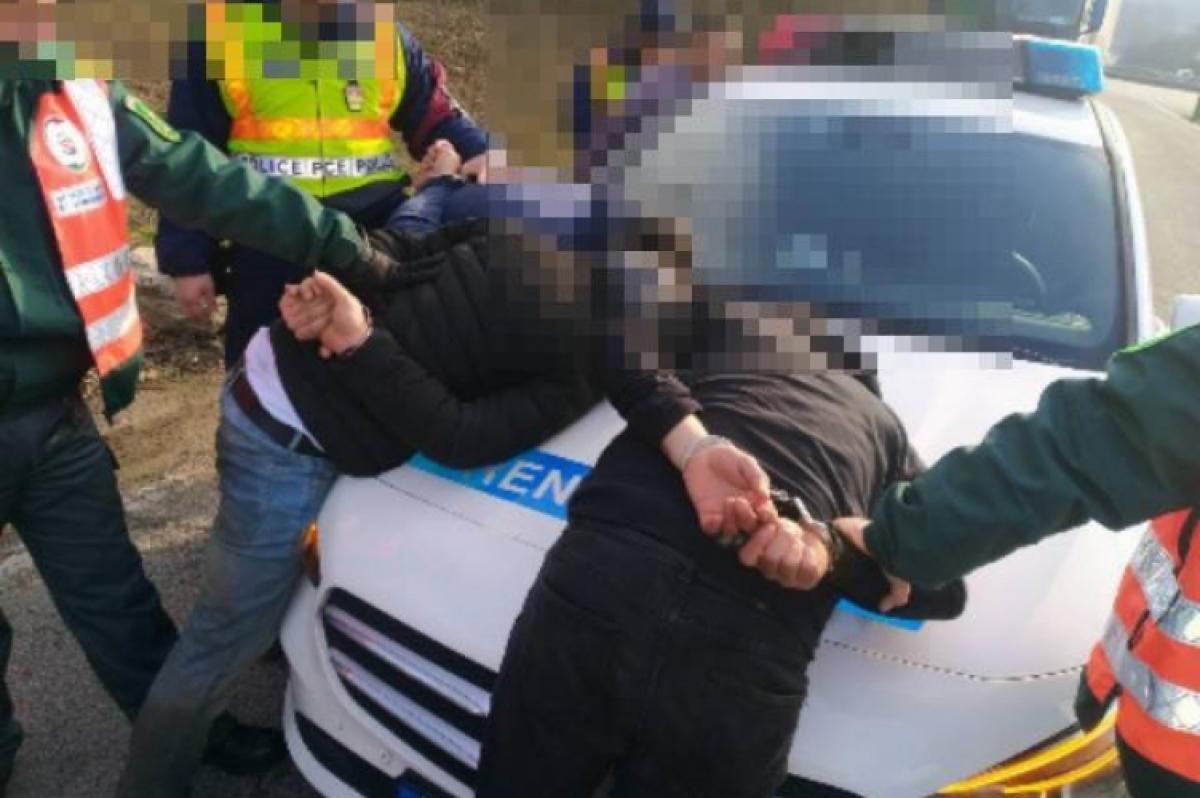 Illegális MigránsTaxira csaptak le a rendőrök Tatabánya mellett