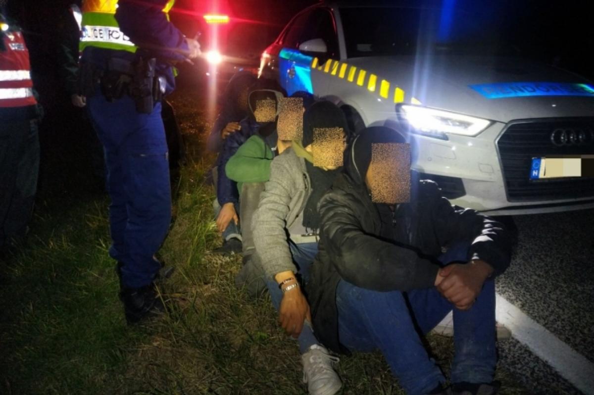 M1-esen kapták el az embercsempészt, 5 illegális migránst szállított