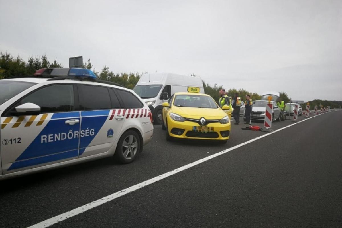 Magyar taxis csempészett migránsokat az M9-es autópályán