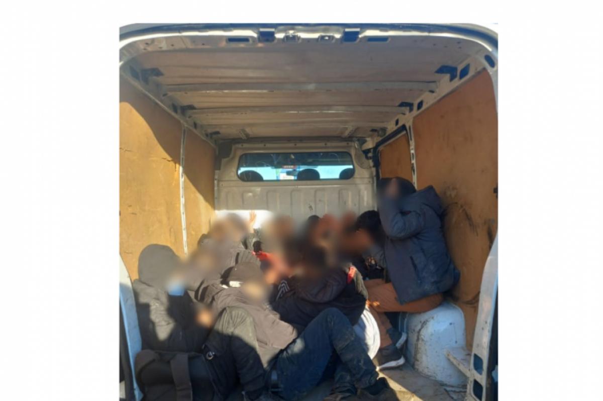 16 illegális migránst csempészett egy 58 éves szerb sofőr