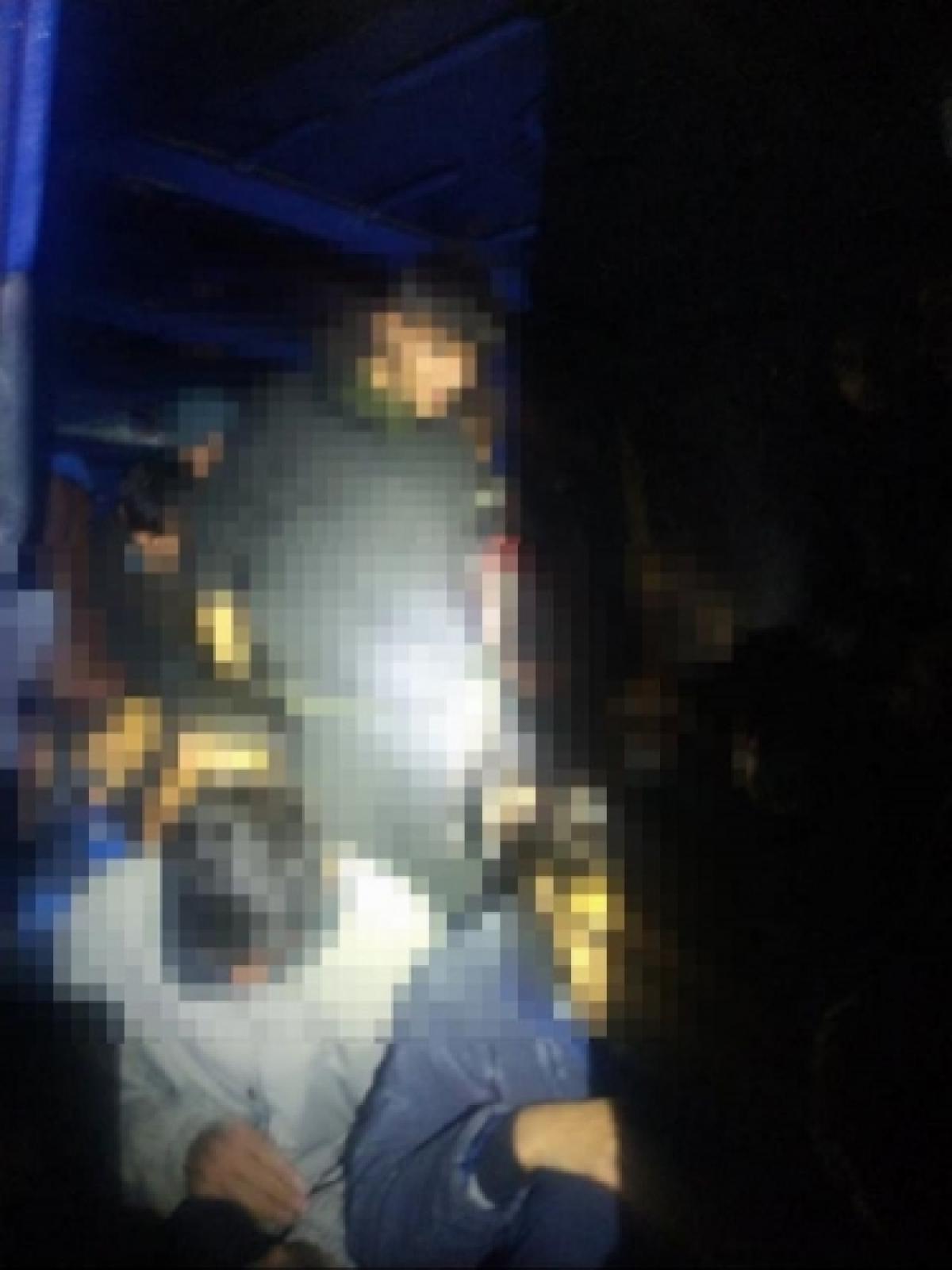Román embercsempész autójában 27 illegális migránst találtak