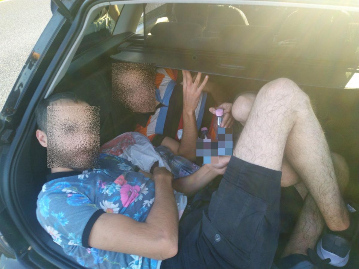 Totális abszurd: kiskorú embercsempészt fogtak a rendőrök az M1-es autópályán