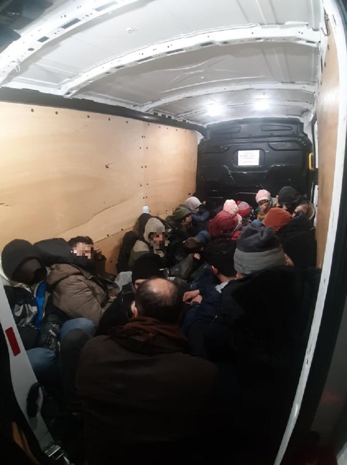 23 illegális migránst csempészett az éjszaka leple alatt