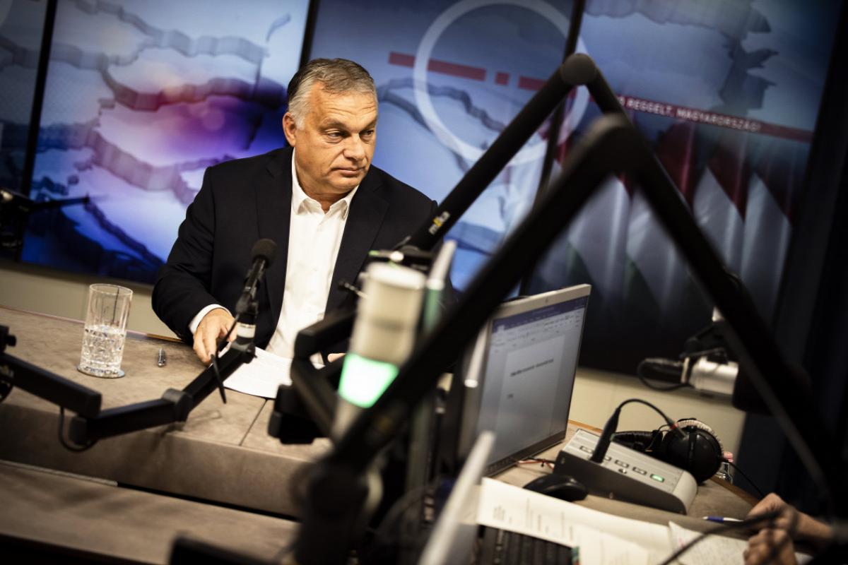 Orbán az infláció elleni harcról: rezsicsökkentés, benzinárstop, kamatstop és élelmiszerárstop
