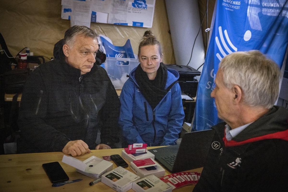 Miközben az ellenzék a Facebookon tombol, Orbán a határnál ellenőrzi a menekültek segítését