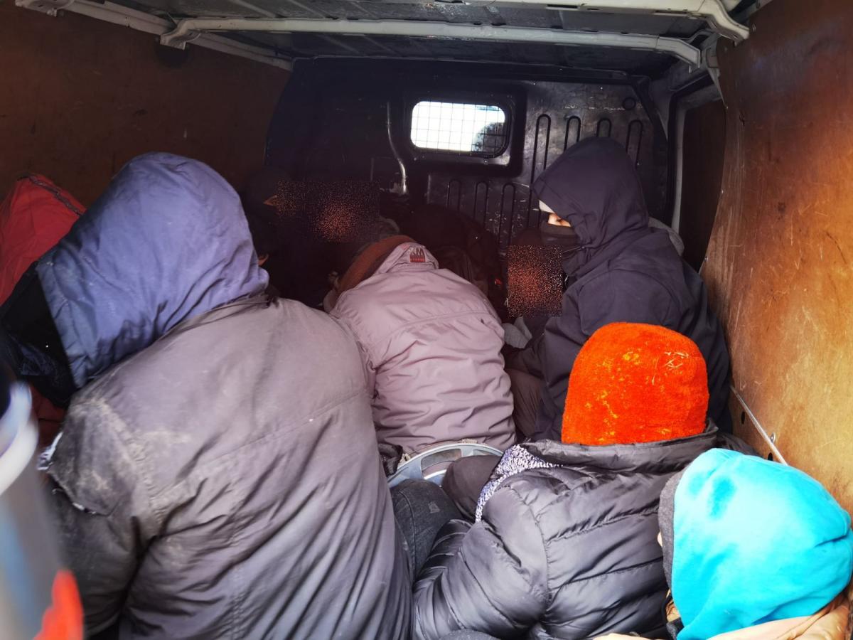 Egy szerb sofőr 18 illegális migránst csempészett