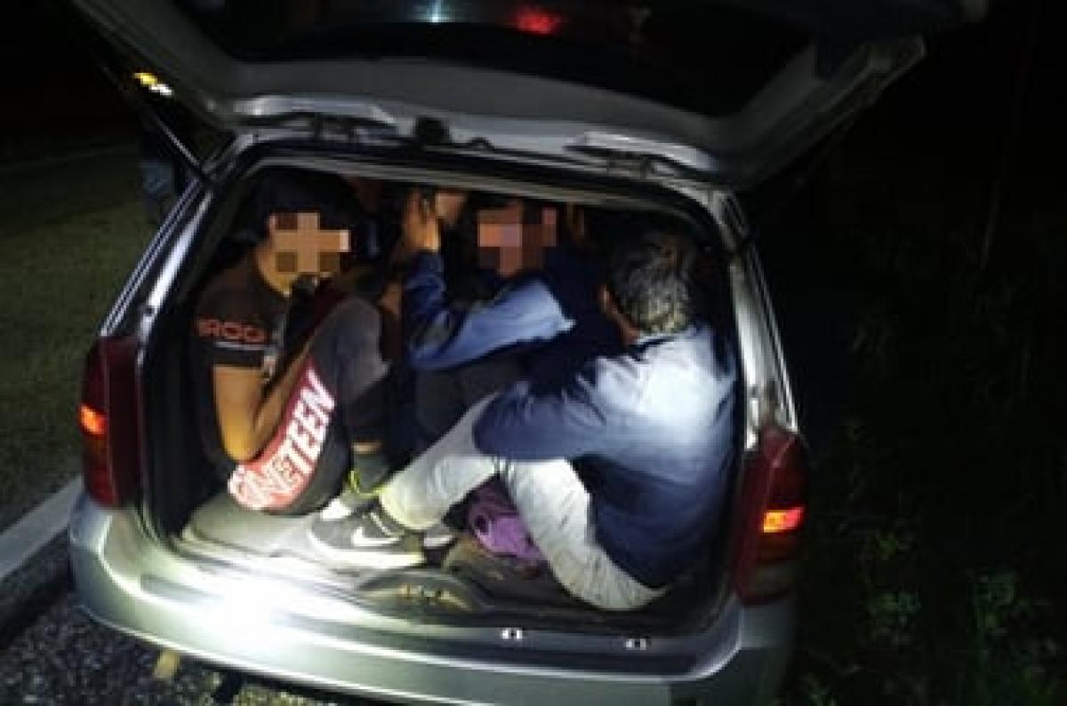 Két embercsempész, 17 illegális szír migráns