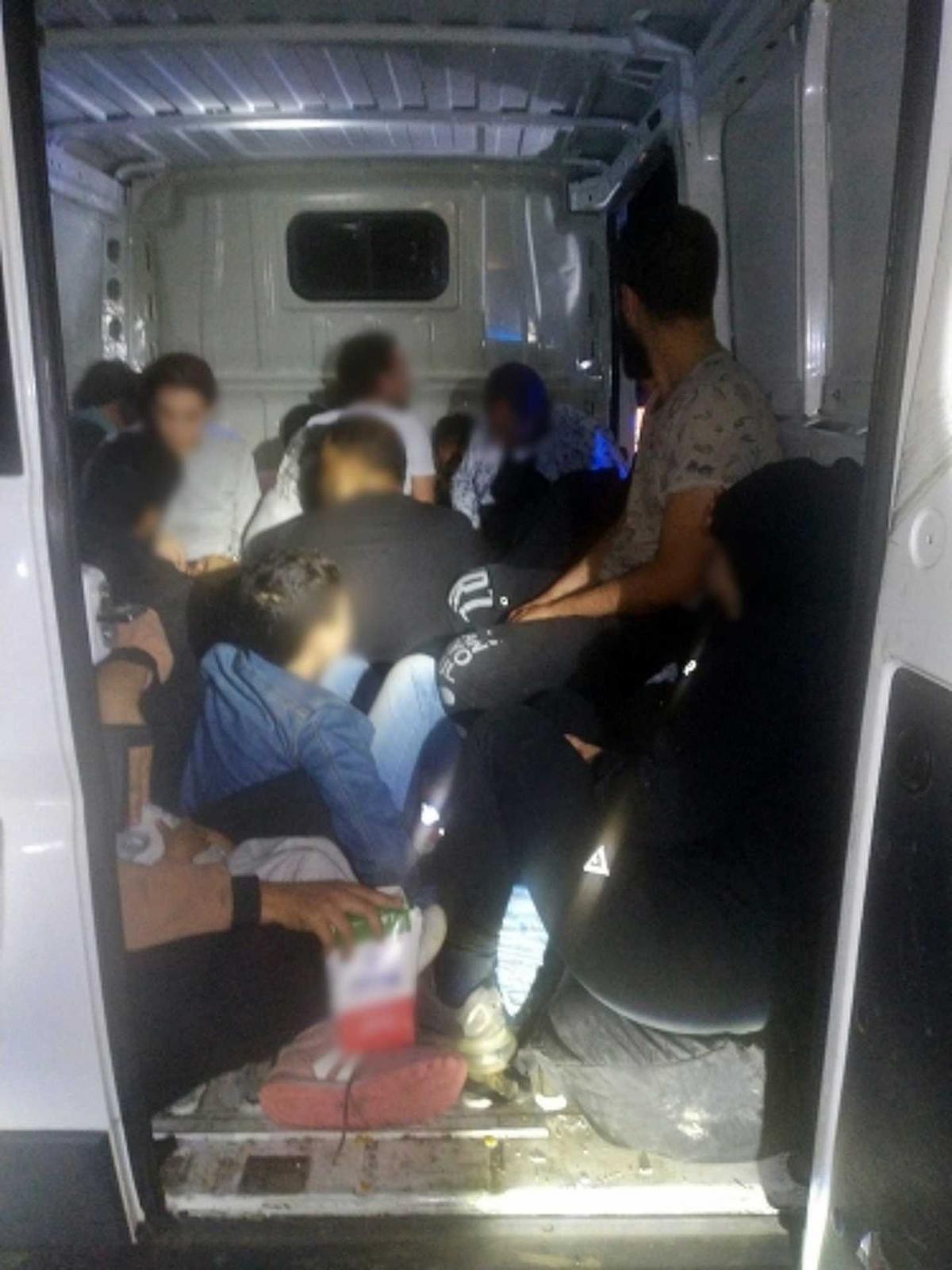 24 szír egyetlen furgonban: az M1-es autópályán bukott le a magyar embercsempész