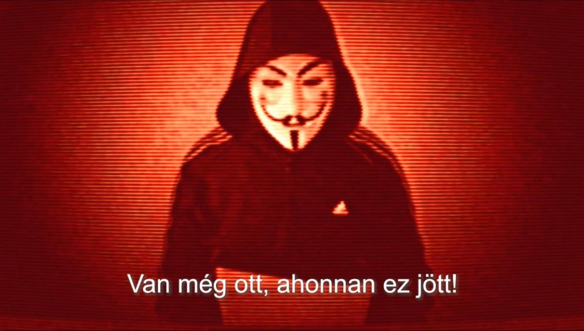 További részleteket sejtet az Anonymous-álarcos alak: volt már, aki közel járt ahhoz, hogy rájöjjön, miért nevezte első videójában kétszínűnek a politikust