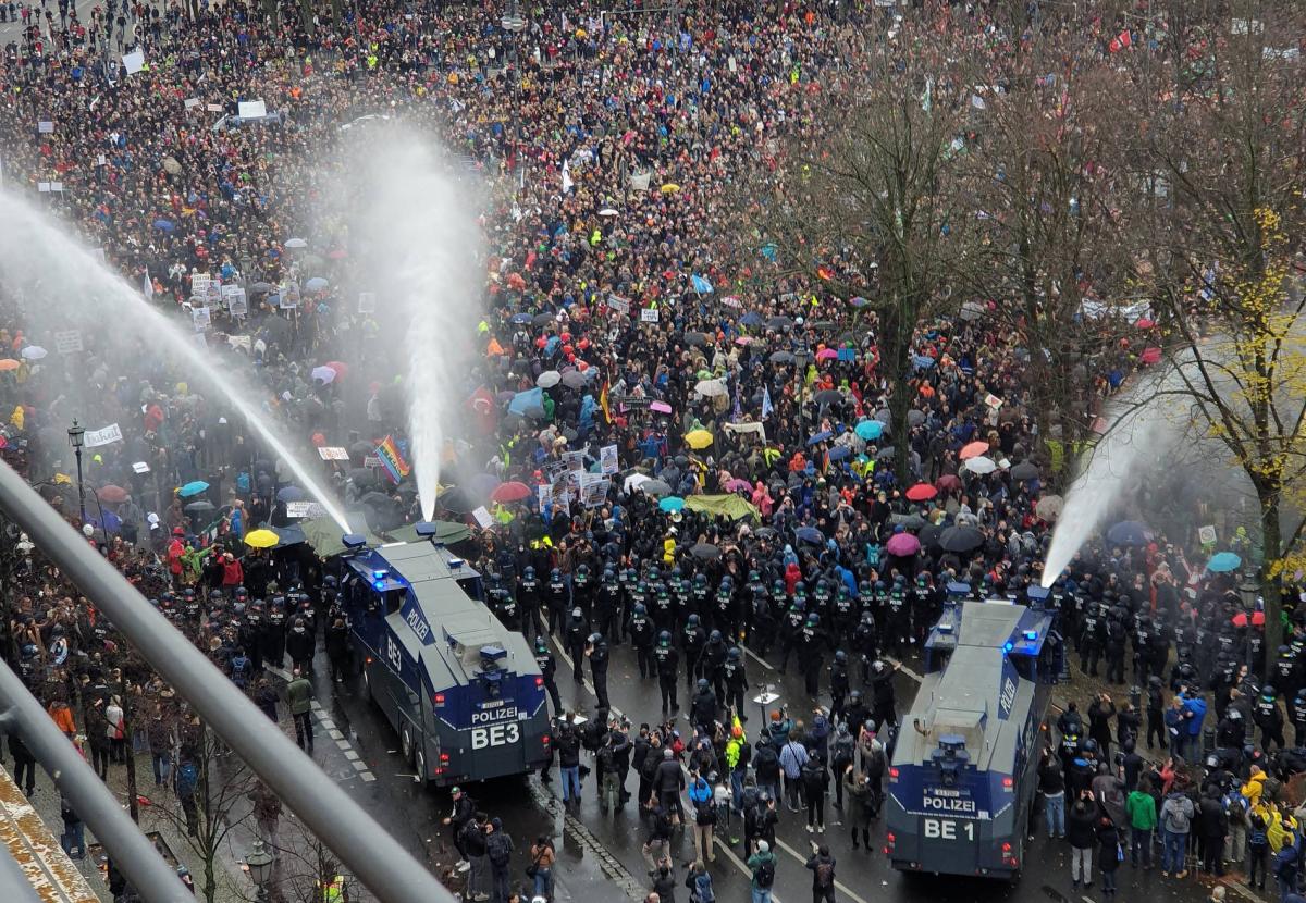 Bezzeg: 12 berlini demonstrációt tiltottak be a hétvégén a fertőzésveszélyre hivatkozva