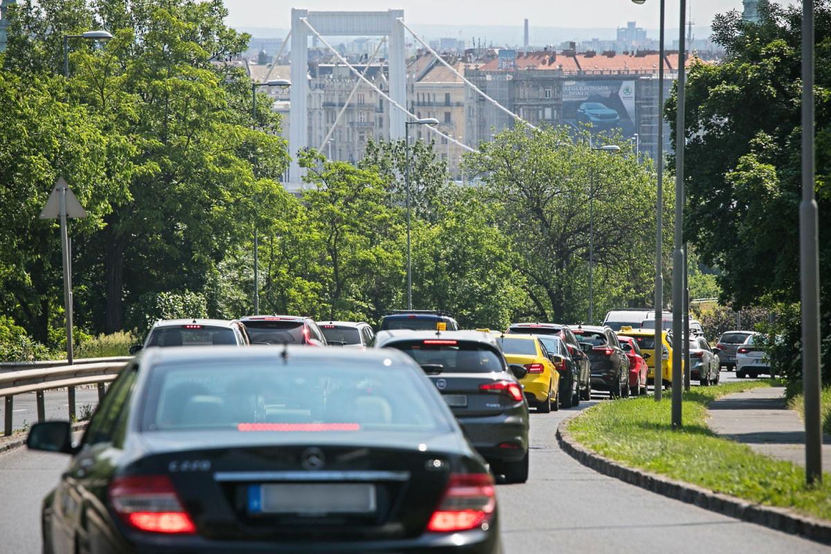 Az egész város fuldoklik a dugók okozta szmogban, erre Budapest főépítésze bejelenti, hogy a Rákóczi útból is lecsípnének egy sávot