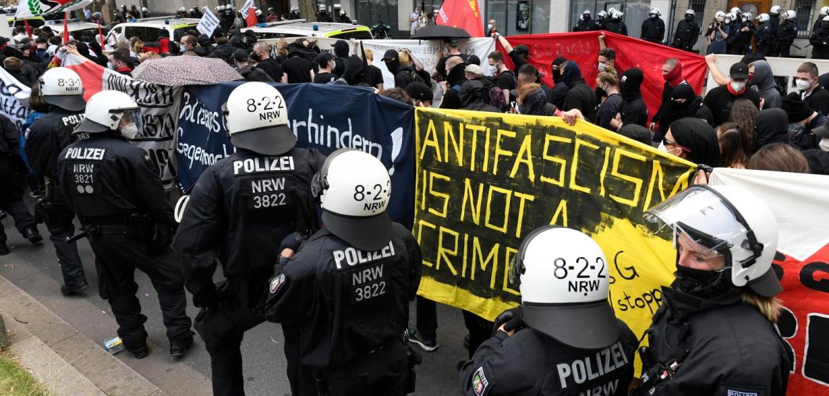 Gumibottal vertek újságírókat, fotósokat a rendőrök egy düsseldorfi tüntetésen