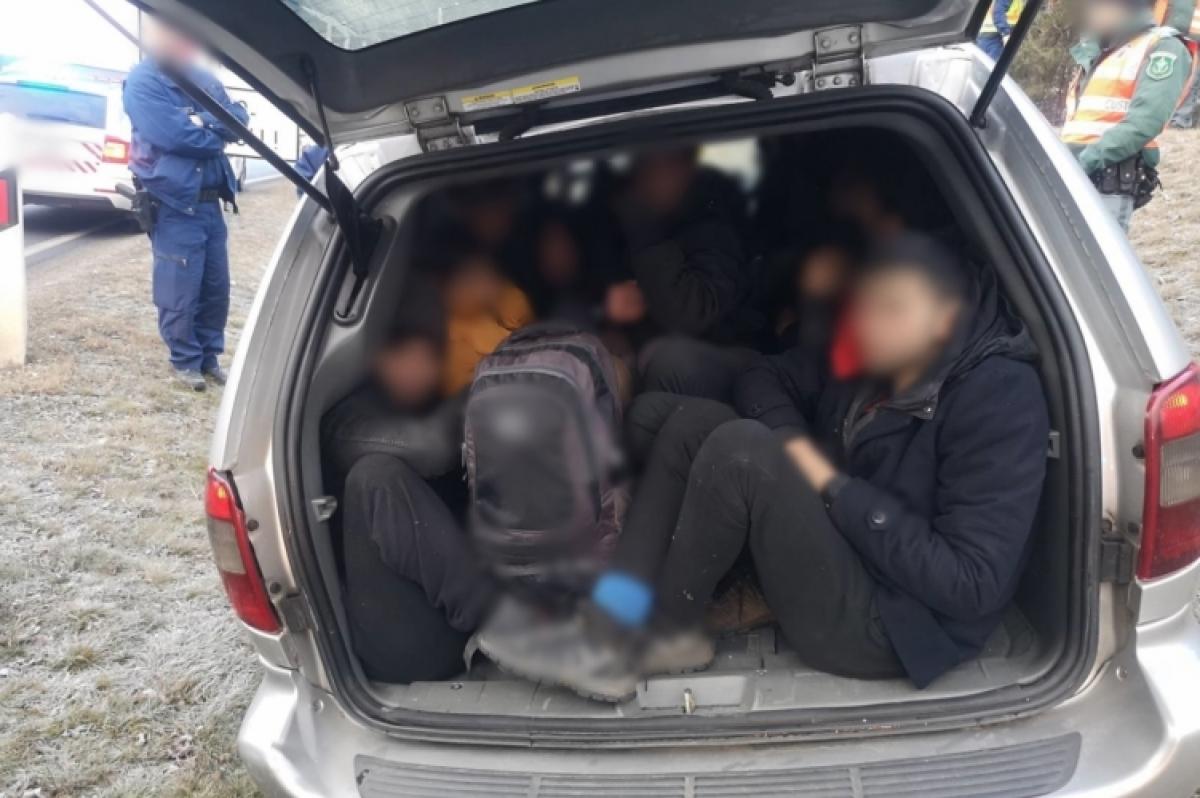 14 illegális migránst csempészett a szerb sofőr