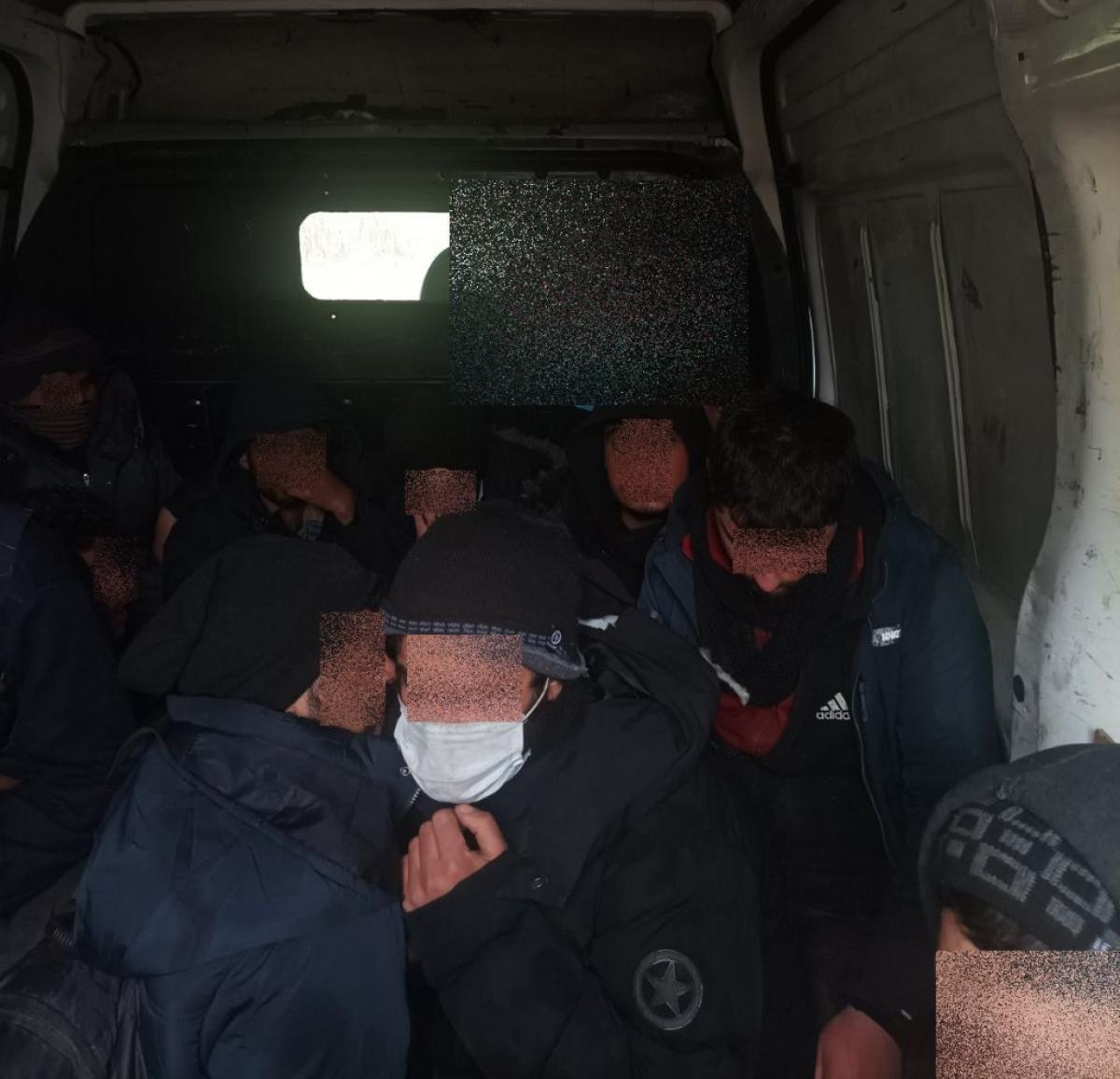 Egy szerb sofőr 20 illegális migránst akart átcsempészni az országon