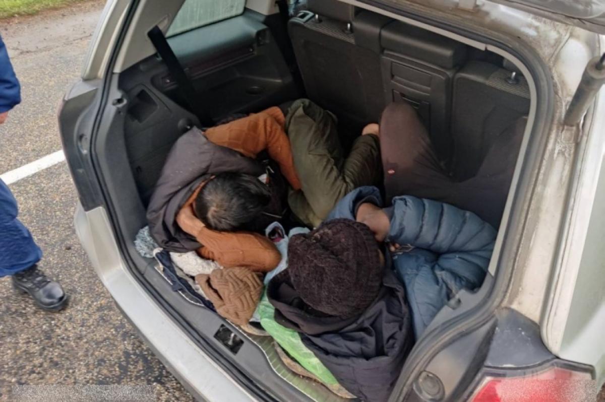 Az embercsempészek autójában kilenc migráns bujkált