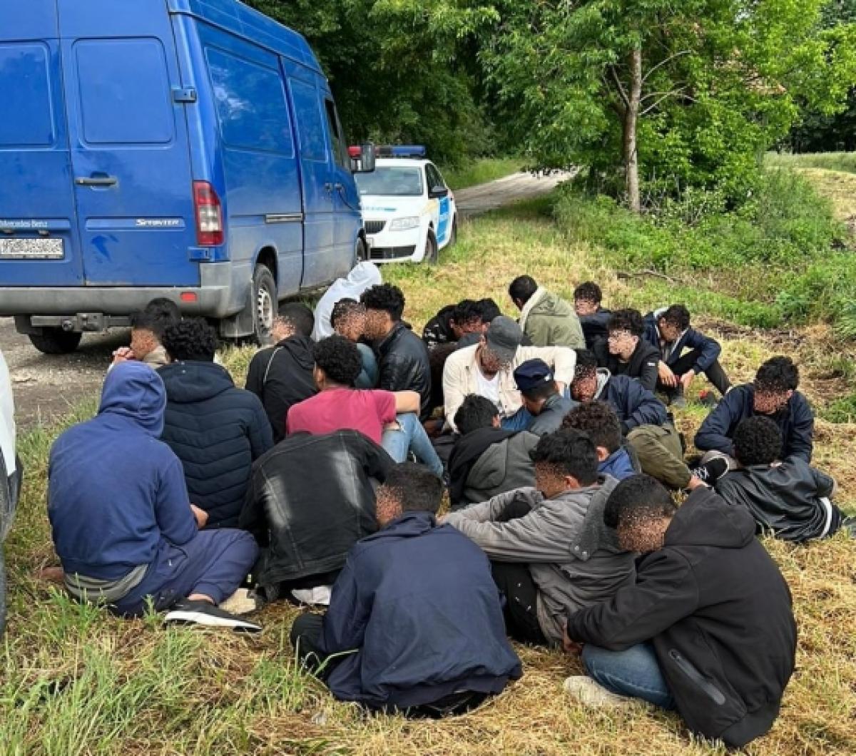 MigránsTaxi: Cseh sofőr 27 illegális migránst csempészett a csomagtartóban