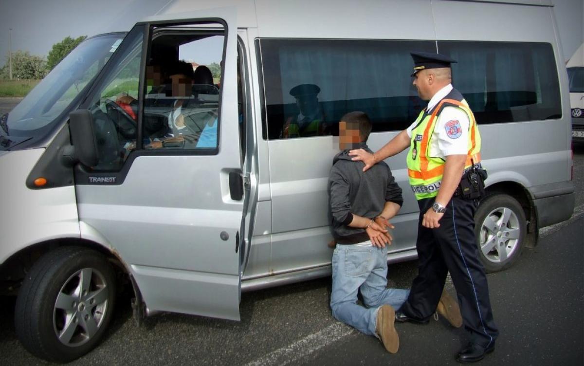 37 bangladesi migránst csempészett az osztrák sofőr