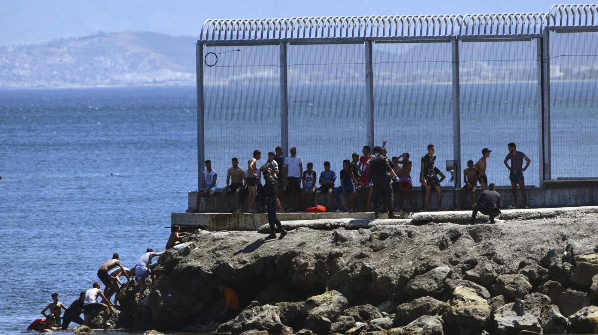 REKORD - 5000 migráns özönlött be Spanyolország afrikai exklávéjába