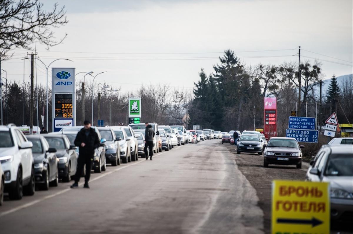Szijjártó: 3-5 km-es autósorok vannak az ukrán-magyar határon