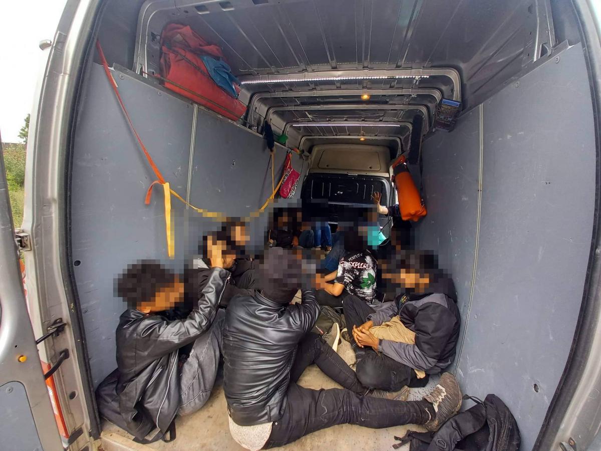 MigránsTaxi: 14 illegális migránst szállított a szerb sofőr
