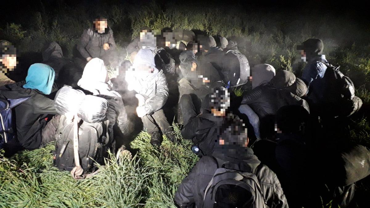 Pár óra alatt 113 illegális migránst kaptak el a magyar rendőrök