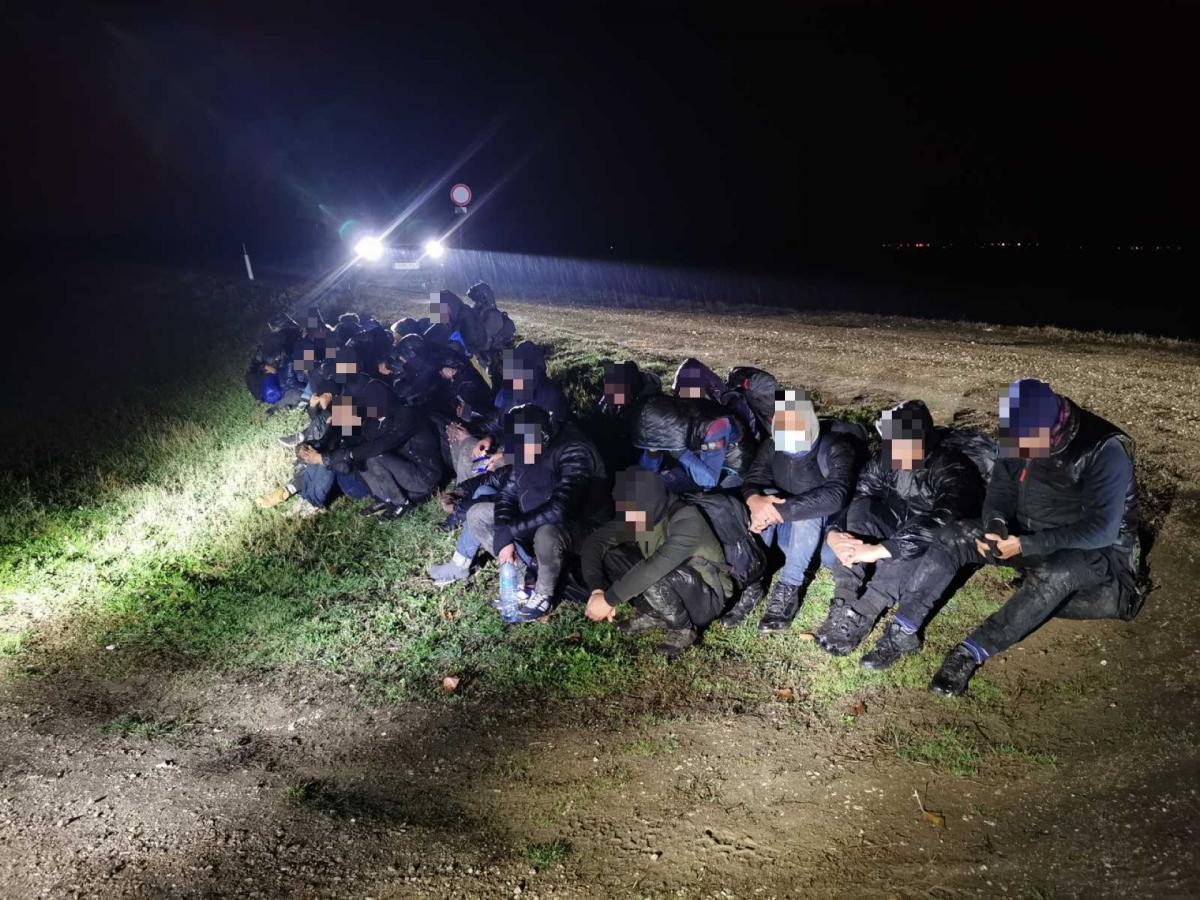 Amíg mindeki aludt: Több mint száz illegális migránst fogtak el