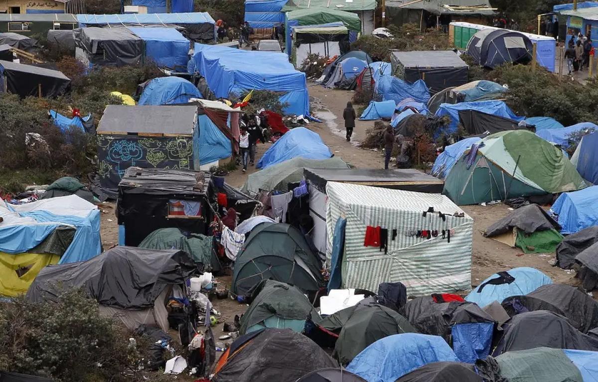 Calais: az összecsapások után a rendőrség szombaton folytatta a dzsungelnek nevezett migránstábor kiürítését