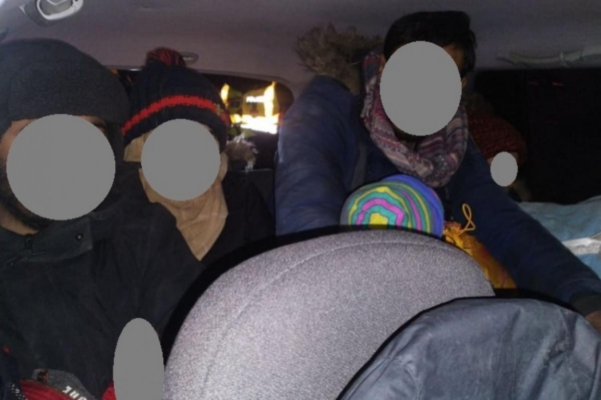 Tatabányánál 11 illegális migránst csempészett a szerb sofőr