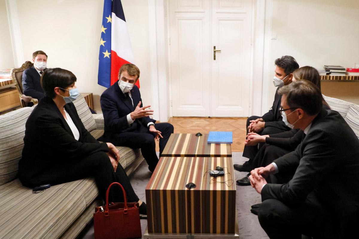 Macron üzent: a kisszobában szorított helyet az ajvékoló ellenzékieknek