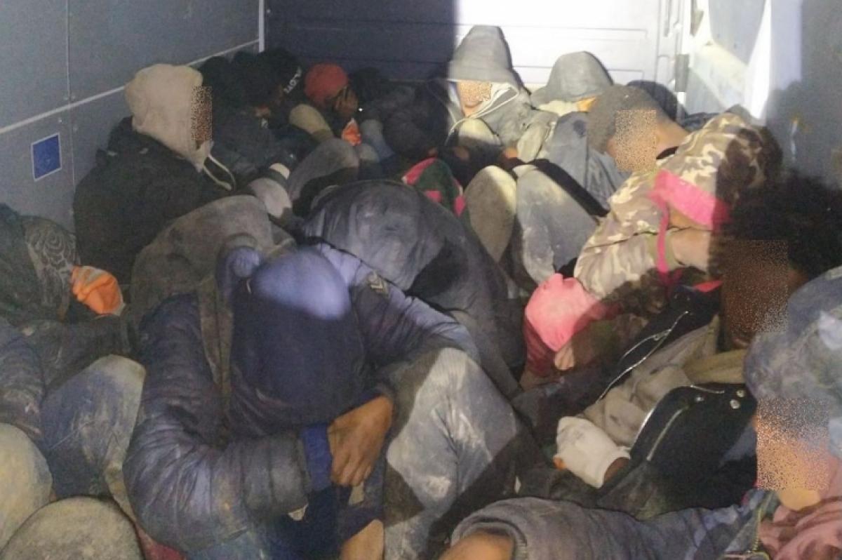 Bolgár sofőr 16 illegális migránst csempészett, egy kisteherautóban az M1-esen