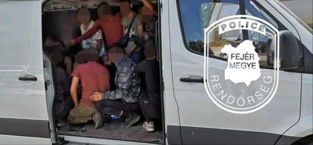 Géppisztolyos migránst kapcsoltak le a magyar rendőrök közvetlenül az osztrák határnál