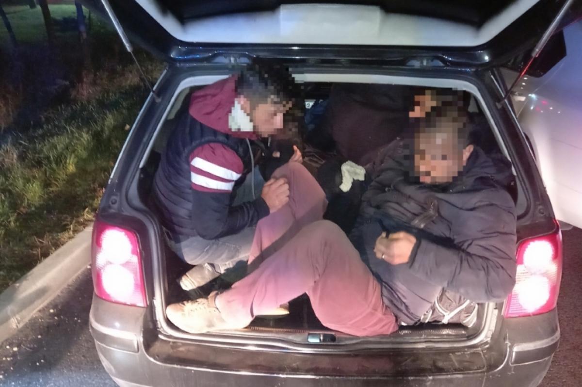 Négy illegális migránst szállított gépkocsijában a moldáv embercsempész
