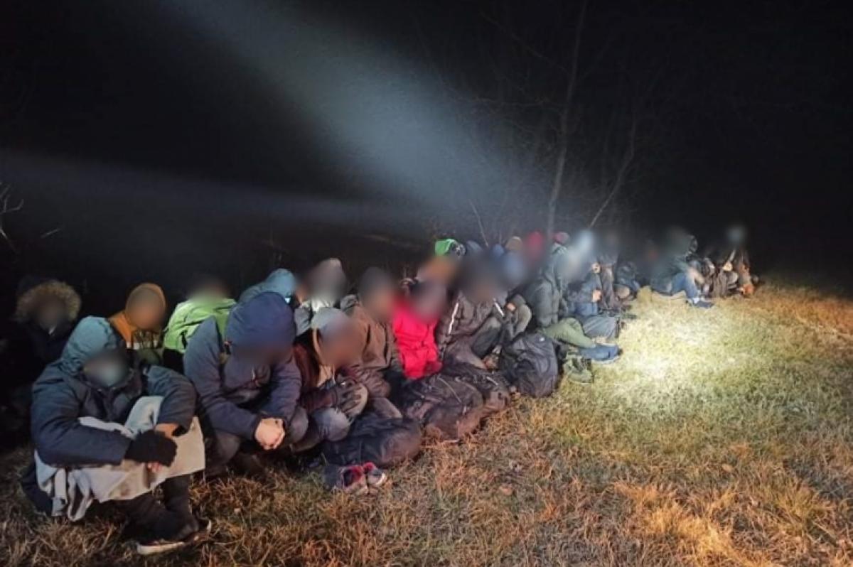 Álprobléma: 35 illegális migránst tartóztattak fel Balotaszállásnál