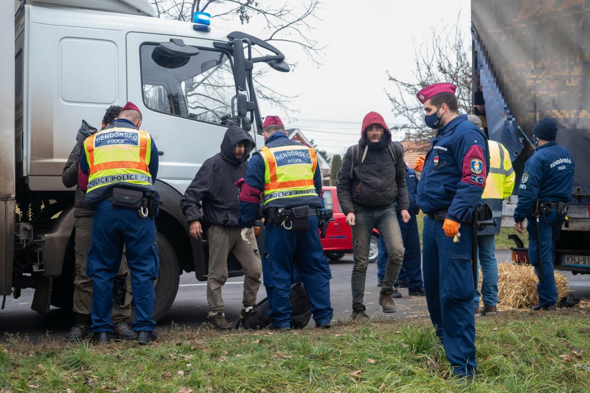 11 illegális migránst csempészett a szerb sofőr