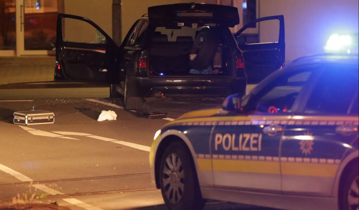 Drogkereskedő nyitott tüzet német rendőrökre, egy rendőr megsérült, két tiszt elmenekült, most bíróság előtt kell felelniük