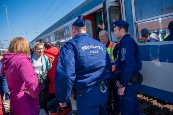 Az ukrajnai háború elől csütörtökön 305 ember, köztük 89 gyermek érkezett Budapestre vonattal