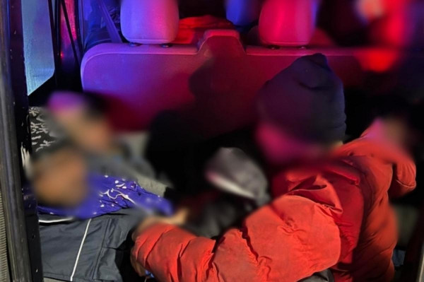 17 illegális migráns bujkált a szerb sofőr MigránsTaxijában