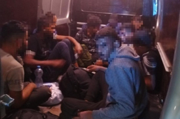 Okkal volt gyanús, 10 illegális migránst csempészett