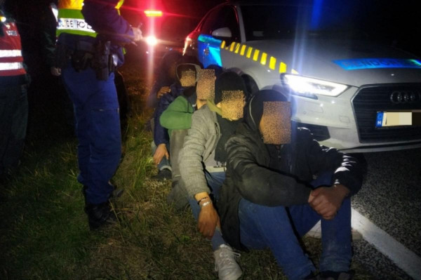 M1-esen kapták el az embercsempészt, 5 illegális migránst szállított