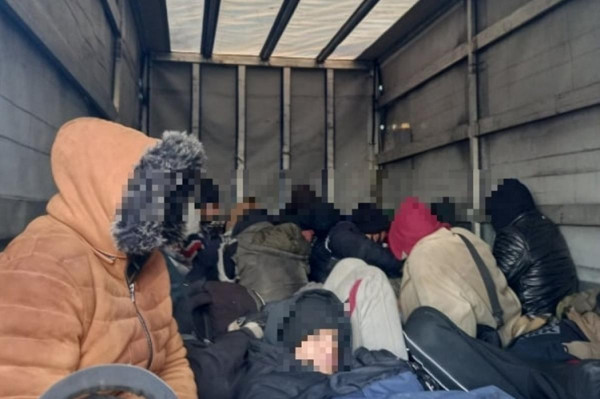 23 illegális migránst csempészett a román sofőr
