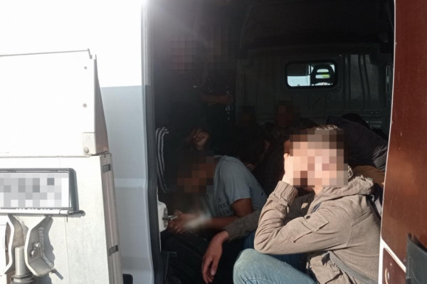 Ukrán sofőr csempészett 32 illegális migránst