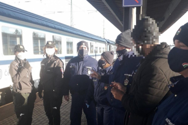 Közös akció: Nemzetközi vonaton bújkáltak az illegális migránsok