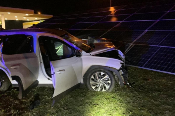 8 illegális migránssal a kocsijában, menekülés közben belhajtott egy napelemparkba