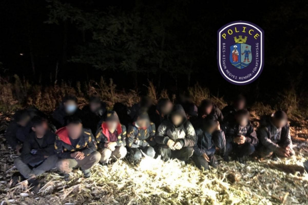 18 éves embercsempészt és illegális migránsok tucatjait fogták el
