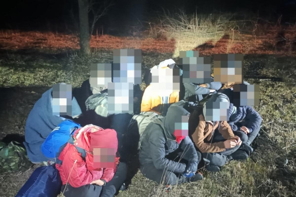Embercsempészt és 21 illegális migrást fogtak el