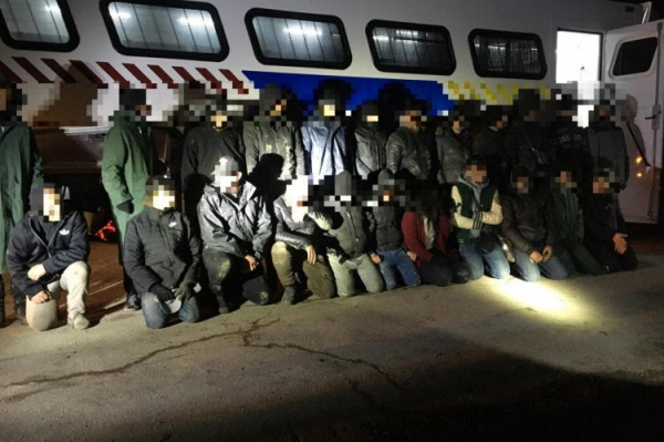 Álprobléma: 75 illegális migráns és 27 tagú MigránsTaxik
