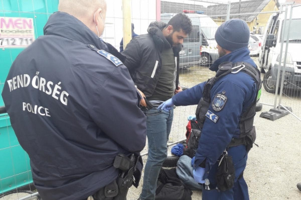 Veszprémben állították meg a csomagterében 36 illegális migránst szállító szerb embercsempészt