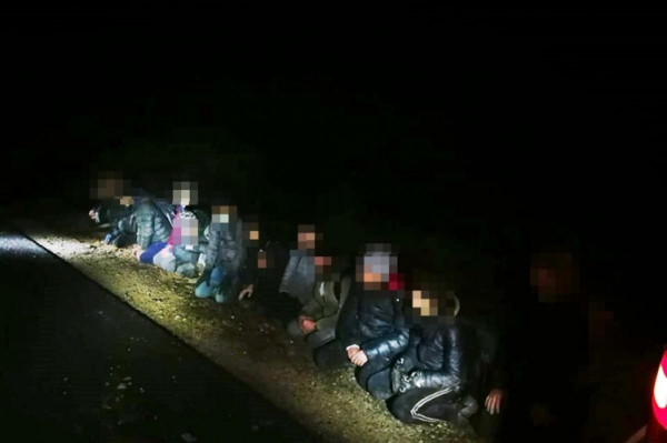 Folyamatos elfogás egész éjjel: Két embercsempész, 40 illegális migráns