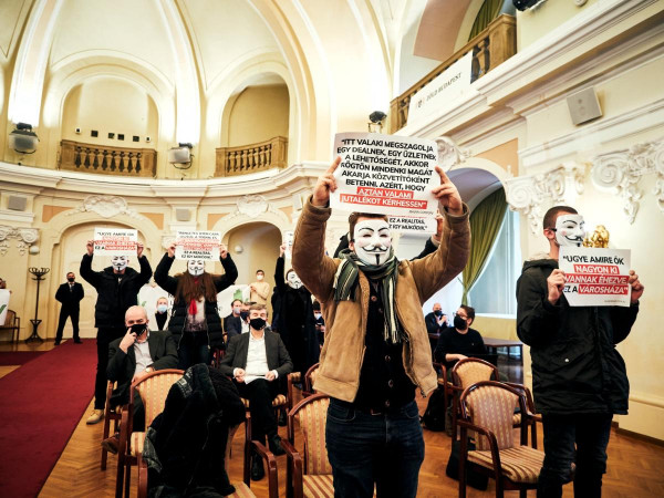 Anonymus-maszkos tüntetők fogadták Karácsonyt